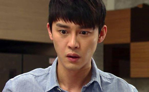 Đi công tác về bất ngờ, tôi tức tối thấy cảnh tượng vợ bầu đang làm trong nhà