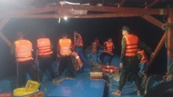 Cứu 15 ngư dân trên tàu cá bị chìm ở Cà Mau 