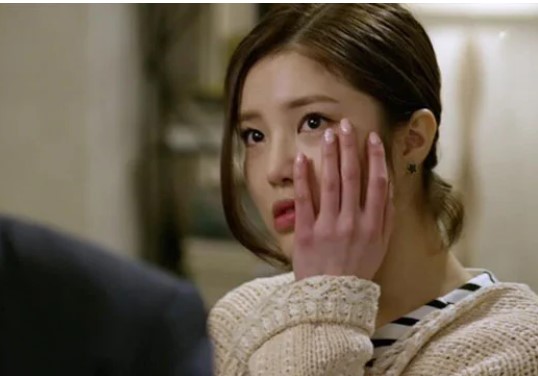 Em dâu đi biệt tự nhiên về quê nhận chăm bố chồng, nửa đêm thấy ả lén lút cùng 1 tờ giấy trên tay mà tôi tức giận đuổi tống khỏi nhà