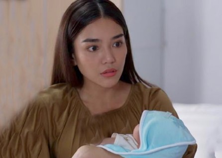 Vượt cạn xong cầm điện thoại thấy tiểu tam gửi ảnh chồng tôi và cô ta đang tình tứ