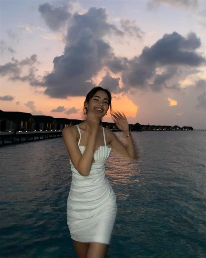 ''Bông hồng lai'' đẹp nhất Thái Lan Yaya Urassaya có style đẹp điên đảo, ngắm Instagram của nàng mà học được khối váy áo xinh 