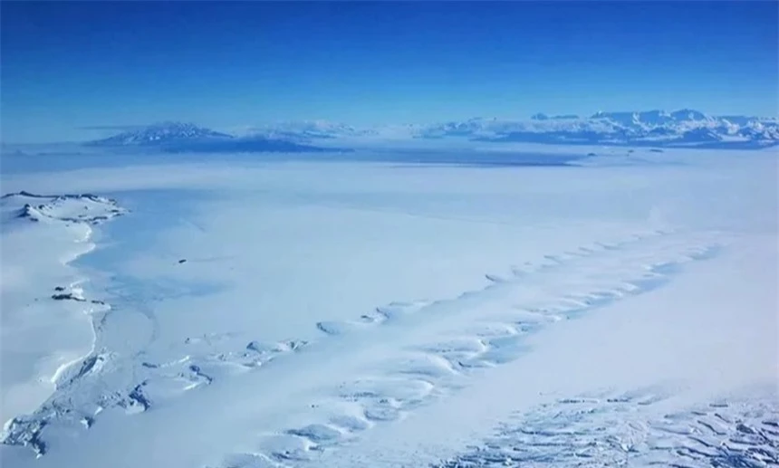 Dấu vết khổng lồ bị nghi ngờ là của vụ tai nạn tàu vũ trụ ở Nam Cực thực chất là gì? - Ảnh 2.