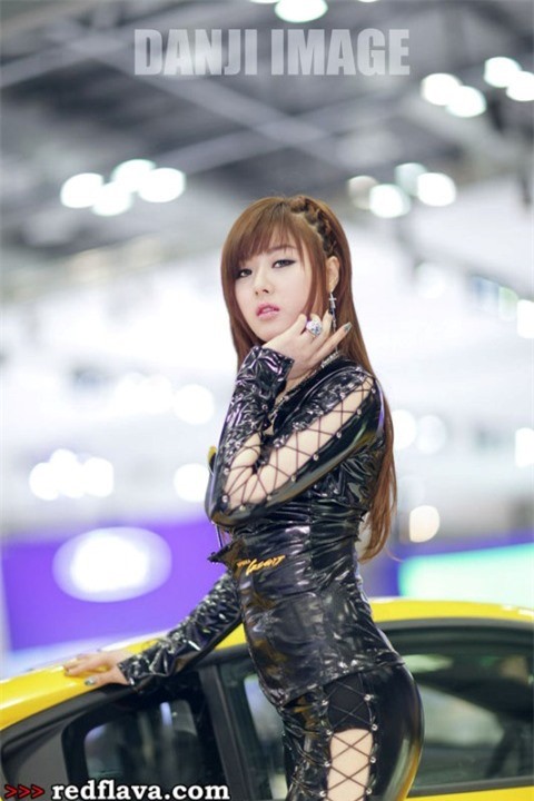 Mẫu xinh cá tính bên xế lạ ảnh 2