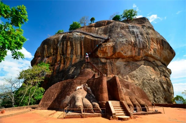 Bệ Sư Tử, cổng vào của tàn tích Sigiriya. Ảnh: Aleksandar Todorovic, Adobe Stock ảnh 1