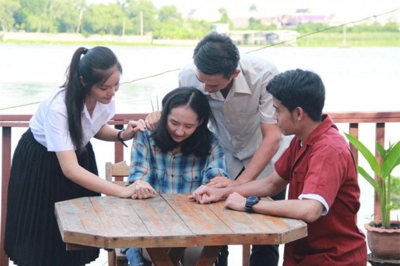 Uất ức tìm bồ của bố đánh ghen, nhưng vừa gặp người đàn bà đó tôi khóc nghẹn - 2