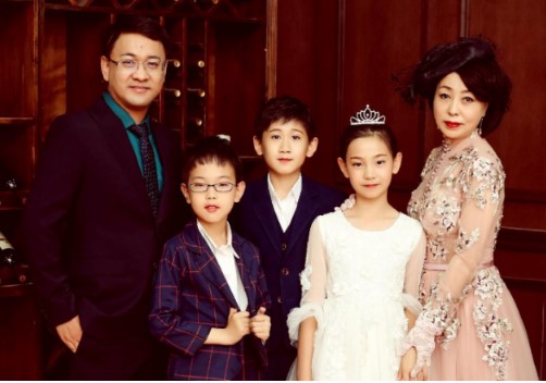 Sếp nữ cưới cấp dưới kém 19 tuổi, mẹ chồng trạc tuổi mình, sinh 3 con cho ông xã ở tuổi 50