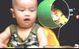 Cho con ăn nước hầm xương không làm trẻ còi xương, bé suy dinh dưỡng thực chất vì phương pháp cho ăn, đừng đổ lỗi cho thực phẩm