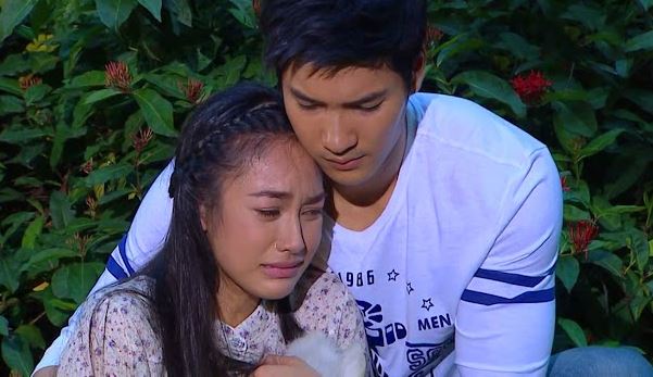 Vào phòng chị dâu đang ở cữ, tôi tá hỏa thấy anh trai đang buộc tay chị ấy vào chân giường