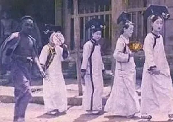 Nhóm cung nữ kỳ quặc đột nhiên xuất hiện ở Tử Cấm Thành giữa mưa bão năm 1992, sau gần 30 năm vẫn chưa có lời giải đáp