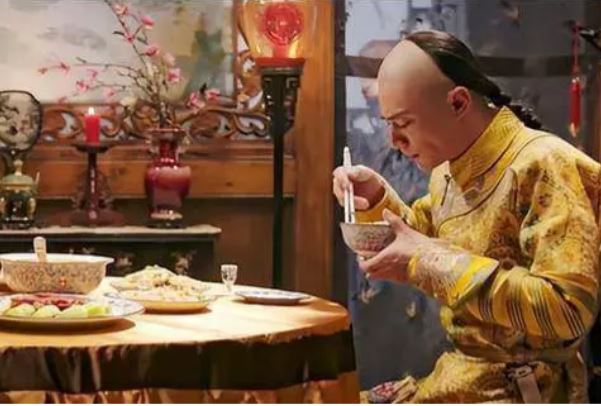 Cách xử lý đồ thừa từ bữa ăn 120 món của Hoàng đế thời xưa