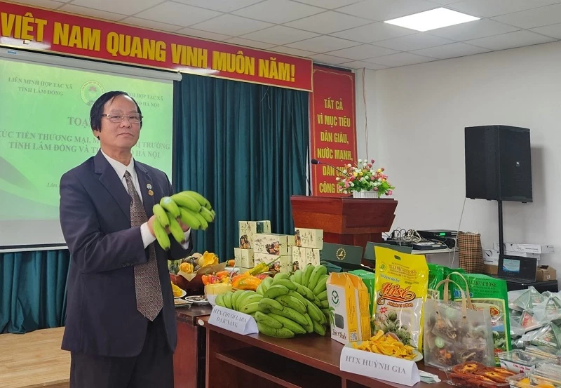 Ông Bùi Quang Tùng – Chủ tịch Liên minh HTX tỉnh Lâm Đồng, "tiếp thị" sản phẩm đặc trưng của HTX của địa phương. 