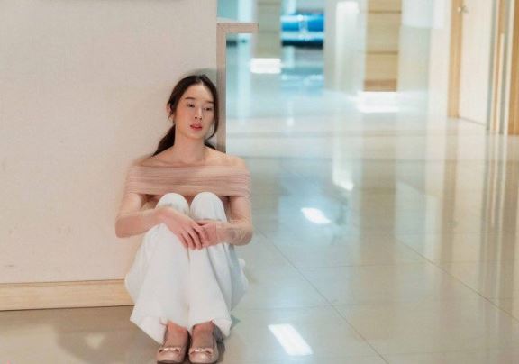 Mẹ chồng nằm viện tôi vay mượn khắp nơi, nghe mẹ và chị chồng nói chuyện tôi quyết không đóng viện phí nữa