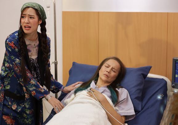 Hớt hải về quê vì nghe tin mẹ chồng ốm nặng, lúc quên túi xách quay lại thì chết lặng khi biết màn kịch của bà