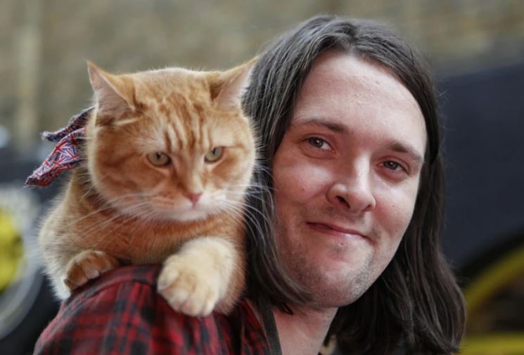 Từng đổi đời vì một chú mèo đi lạc, người ăn xin gây bất ngờ với cuộc sống hiện tại