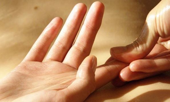 Bỗng dưng thấy tê tay: Bác sĩ cảnh báo dấu hiệu nhiều bệnh cần đi khám ngay