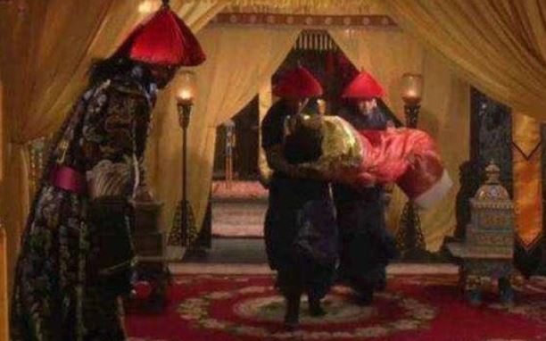 Chọn người thị tẩm và quy định của hoàng đế Thanh triều: Thái giám trực ngay ngoài, nhiều công đoạn phức tạp