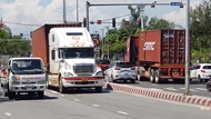 Đà Nẵng: Người dân lo lắng việc xe container "dồn" vào trục đường 2/9 gây nguy hiểm