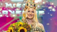Người đẹp 19 tuổi đội vương miện bằng gỗ khi đăng quang hoa hậu