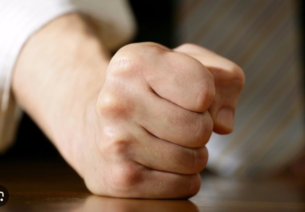 Cưới nửa năm vợ đã tiêu sạch tiền tiết kiệm, biết tiền đổ về đâu anh chồng liền nổi điên