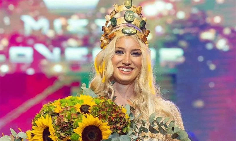 Người đẹp 19 tuổi đội vương miện bằng gỗ khi đăng quang hoa hậu ảnh 1