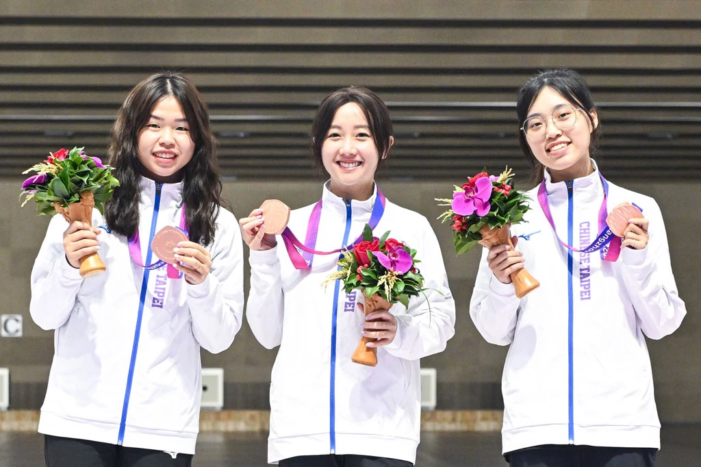 Yu Ai-wen, Wu Chia-ying, Liu Heng-yu (từ trái sang) nhận HCĐ.