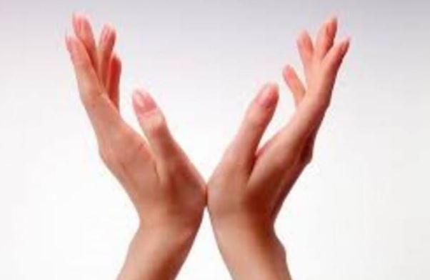 Trắc nghiệm: Cách nắm tay tiết lộ tính cách, điểm mạnh, điểm yếu của bạn rất chuẩn