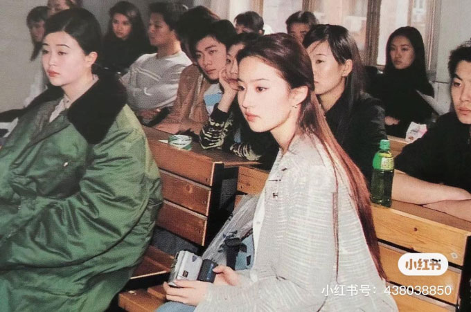 Hot lại hình ảnh thời sinh viên của Lưu Diệc Phi, nhan sắc có đúng với danh xưng “thần tiên tỷ tỷ”?