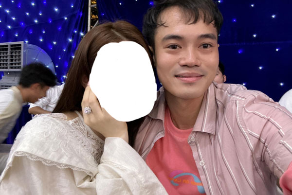 Xây xong biệt thự, Văn Toàn bỗng đăng ảnh thân mật cùng 1 cô gái “tạo scandal”