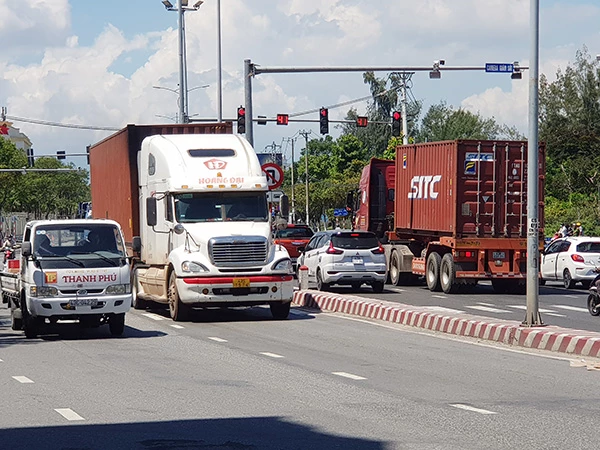 Theo phản ánh của người dân, sau khi TP Đà Nẵng cấm lưu thông trên đường XVNT 24/24h thì các loại xe container đã dồn về trục đường CMT8 - 2/9.