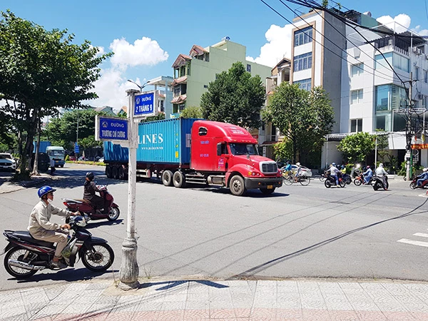 Nút giao 2/9 - Trương Chí Cương hiện không có đèn tín hiệu giao thông nên nguy cơ mất an toàn giao thông rất cao khi lượng xe container qua đây tăng lên. 