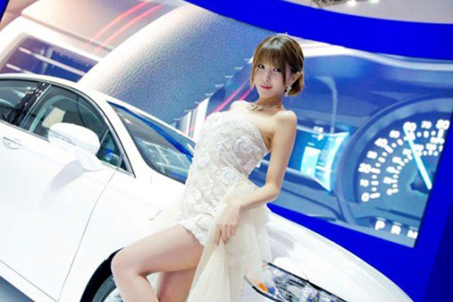 Cô dâu xinh đẹp bên xế hộp