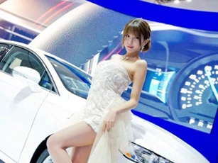 Cô dâu xinh đẹp bên xế hộp