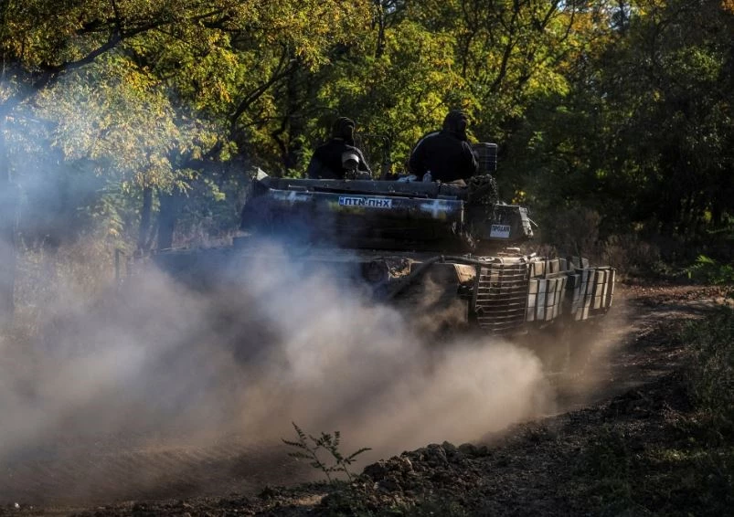 Binh lính Ukraine lái xe tăng ở Donetsk. Ảnh: Reuters.