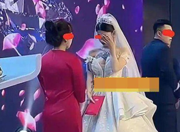 Hình xăm trên vòng 1 cô dâu bị quan khách bàn tán, mẹ chồng có hành động khiến cô bật khóc