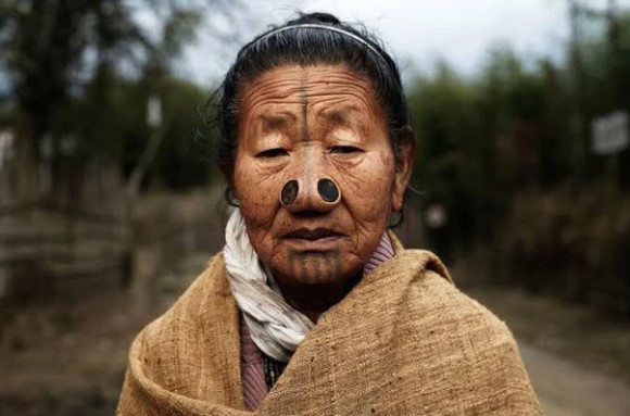 Bộ tộc kỳ lạ: Nơi phụ nữ phải tự làm xấu mình để bảo vệ bản thân