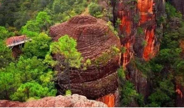 Ngôi làng 'kỳ lạ' nhất thế giới: Du khách đến thăm có thể ngắm bình minh 3 lần trong cùng một ngày!