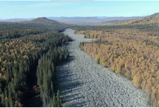 
Có một dòng sông kỳ lạ ở Nga, không nước nhưng vẫn nghe tiếng róc rách quanh năm