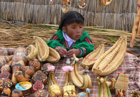 Cuộc sống kỳ lạ của tộc người ‘máu đen’ sống trên hồ nước ngọt cao nhất thế giới: Ở nơi cô lập tưởng cổ hủ mà hiện đại đáng kinh ngạc