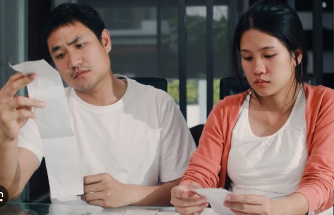 Chân ướt chân ráo về nhà chồng, chị em cần áp chế độ 'lương anh tôi giữ' hay 'khôn ngoan' thế nào cho khoản kinh tế của hai vợ chồng?