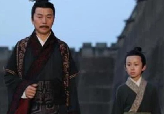 Tần Thủy Hoàng lệnh trong 3 ngày phải tìm được trứng gà trống, đại thần hoảng loạn, đứa trẻ 7 tuổi nghe xong nói: 'Đơn giản!'