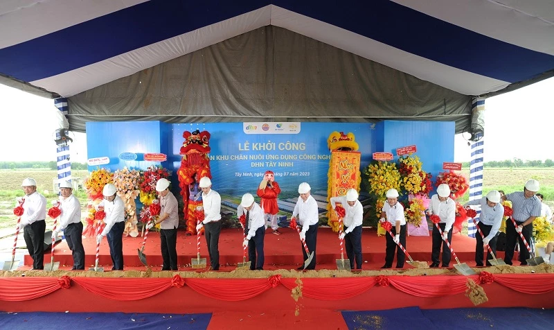 Lễ khởi công giai đoạn một dự án Khu chăn nuôi ứng dụng công nghệ cao DHN Tây Ninh.