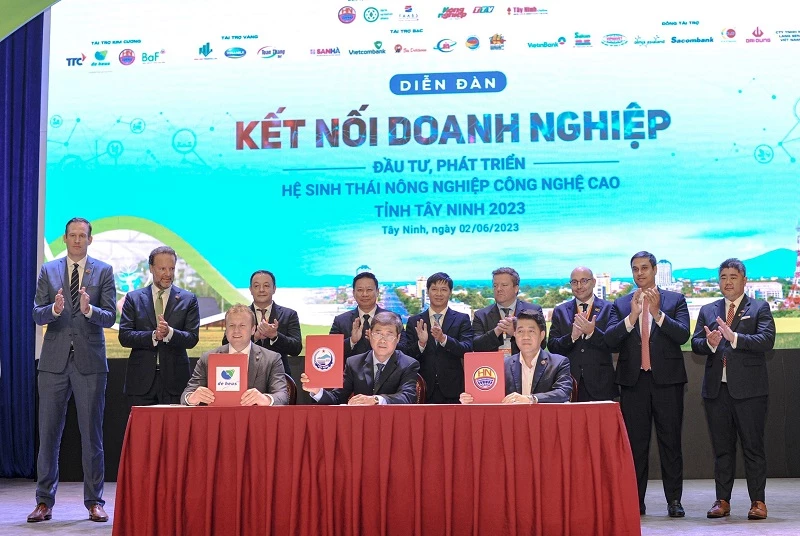 Đại diện UBND tỉnh Tây Ninh, De Heus và Hùng Nhơn ký kết biên bản ghi nhớ hợp tác về việc đầu tư một số dự án lĩnh vực nông nghiệp ứng dụng công nghệ cao giai đoạn 2023-2030.