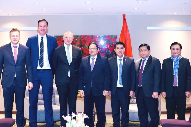 Thủ tướng Phạm Minh Chính chụp ảnh lưu niệm cùng lãnh đạo De Heus và Hùng Nhơn trong chuyền viếng thăm Hà Lan.