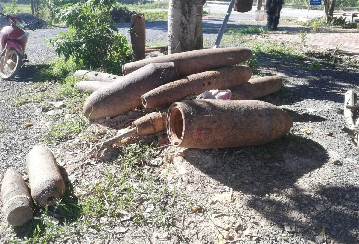 Nhiều vỏ bom đạn được đưa về như chưa thể sử dụng.