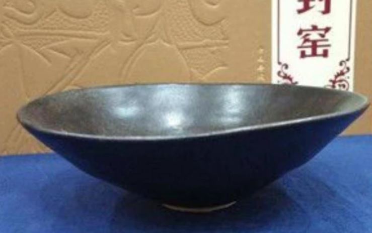 Chàng trai mang 'bát cái bang' đi thẩm định, chuyên gia đổ nước vào phát hiện bí mật