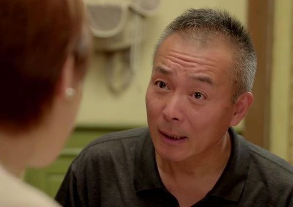 Đang ở cữ nghe tiếng bước chân lộc cộc ngoài cửa phòng, tôi lao ra xem thì "chết sững"