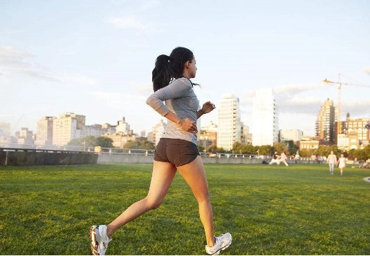 Ai cũng nói đi bộ sẽ giúp kéo dài tuổi thọ nhưng nếu đi bộ theo 5 kiểu nguy hiểm này thì chỉ làm tổn thương các cơ quan, tổn thọ thêm mà thôi