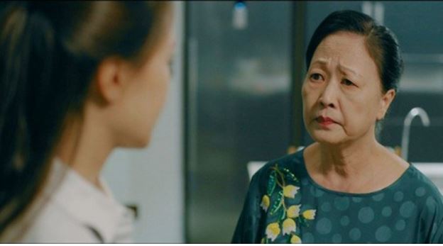 Thấy con dâu về bố mẹ chồng bê vội mâm cơm cất đi, lén mở lồng bàn mắt tôi cay xè