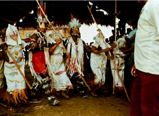 Hóa ra không chỉ Việt Nam có tục đốt vía cô dâu mà một nơi khác cách nửa vòng trái đất cũng làm điều tương tự