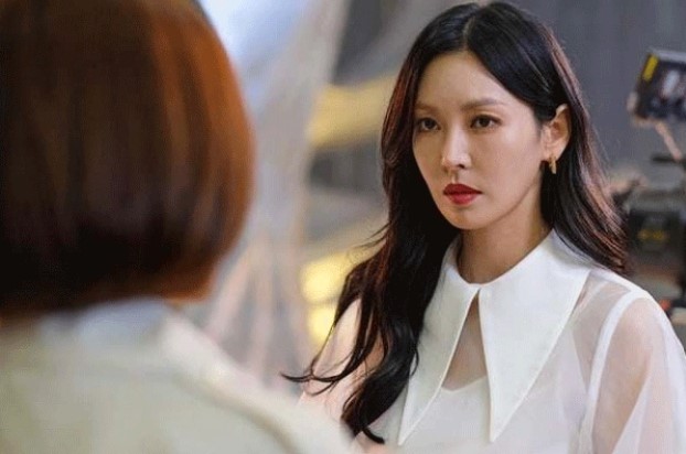 Vừa mới đi làm ở công ty đã được thêm vào group chat riêng của vài đồng nghiệp, câu chuyện sau đó khiến tôi sửng sốt